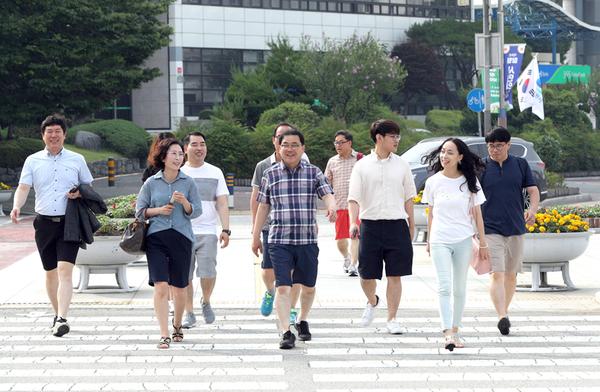 창원시 공무원 반바지 출근 첫날,&ldquo;시원해요&rdquo; 창원시 공무원 반바지 출근 첫날,“시원해요” (자치행정과) (3).jpg