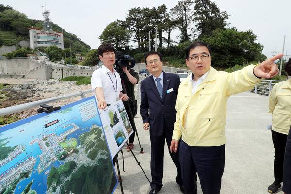 허성무 창원시장, 진해지역 주요사업장 현장 방문 (연도 해양문화공간 조성)허성무 창원시장, 진해지역 주요사업장 현장 방문 (연도 해양문화공간 조성) (6).jpg