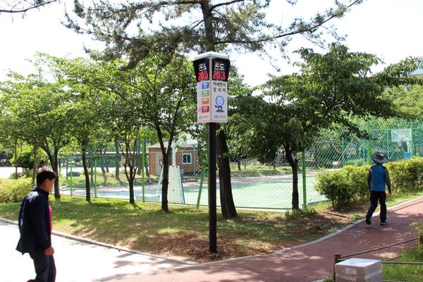 창원시, 눈으로 보는 미세먼지 신호등 설치창원시, 눈으로 보는 미세먼지 신호등 설치(석동근린공원).JPG