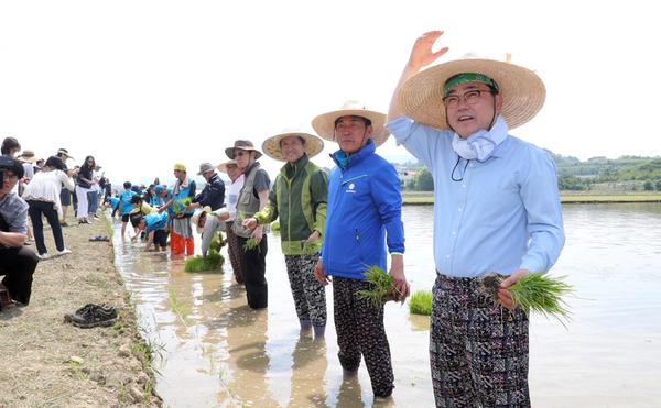 창원시, 주남저수지 &lsquo;창원형 자연농업 모내기&rsquo; 체험행사창원시, 주남저수지 ‘창원형 자연농업 모내기’ 체험행사 (1).jpg