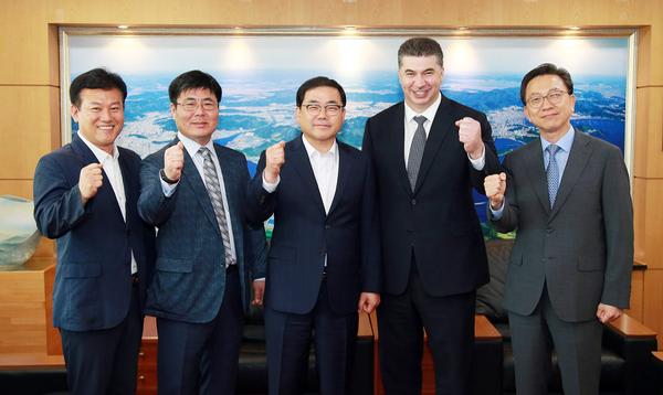 허성무 시장, 한국지엠 카허 카젬 사장과 지역현안 공유 허성무 시장, 한국지엠 카허 카젬 사장과 지역현안 공유 (1).jpg