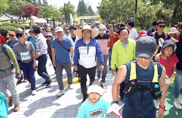 창원시, 6월 민주항쟁 32주년 기념 제3회 만날고개 걷기대회 열려창원시, 6월 민주항쟁 32주년 기념 제3회 만날고개 걷기대회 열려 (자치행정과) (5).jpg