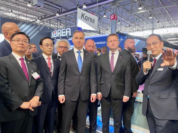 홍남표 창원특례시장이 안제이 두다 폴란드 대통령과 함께 한국관을 방문해 설명을 듣고 있다.