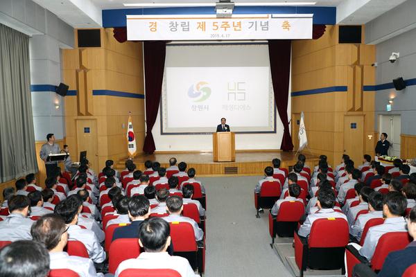 허성무 시장, 반도체 부품 전문 해성디에스㈜ 창립 5주년 축하허성무 시장, 반도체 부품 전문 해성디에스㈜ 창립 5주년 축하.jpg