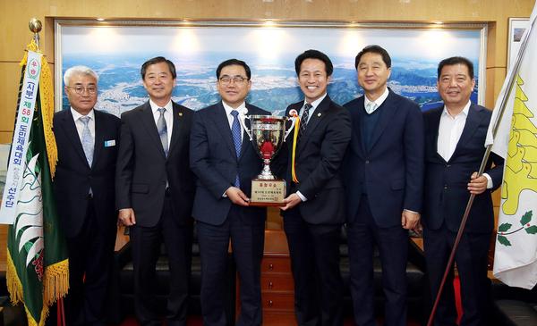 창원시, 제58회 도민체전 종합우승 9연패 달성 봉납식 가져창원시, 제58회 도민체전 종합우승 9연패 달성 봉납식 가져 (1).jpg