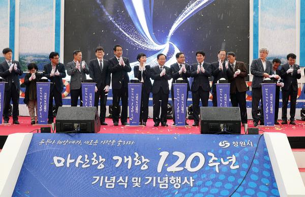 창원시, 신해양 거점도시 향한 대장정의 기적 울리다창원시, 신해양 거점도시 향한 대장정의 기적 울리다 (1).jpg