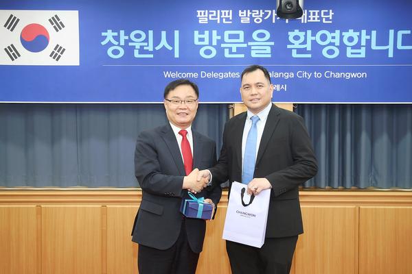 홍남표 창원특례시장이 프란시스 가르시아 발랑가 시장과 선물을 교환하고 있다.