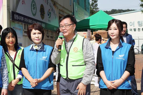 홍남표 창원특례시장이 추석 맞이 이·미용 봉사 및 사랑의 간식 나눔 행사에서 인사말씀을 하고 있다.