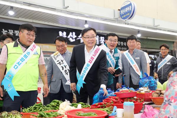 홍남표 창원특례시장이 추석 앞두고 전통시장을 방문해 물가점검을 하고 있다.