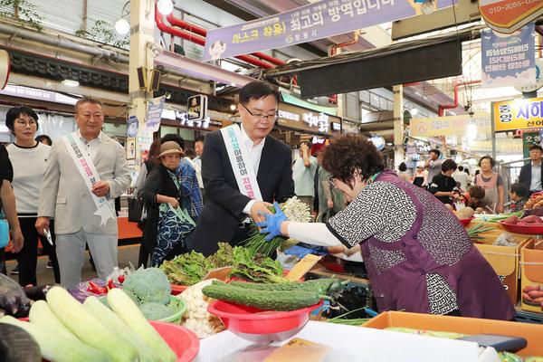 홍남표 창원특례시장이 진해중앙시장을 방문했다.