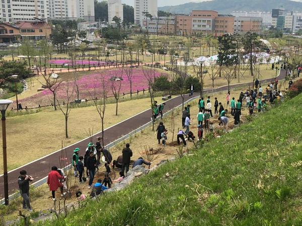 창원시, 모두의 꿈과 다짐을 담은&lsquo;봄철 시민기념식수&rsquo;성료창원시, 모두의 꿈과 다짐을 담은‘봄철 시민기념식수’성료 (산림녹지과) (1).jpg