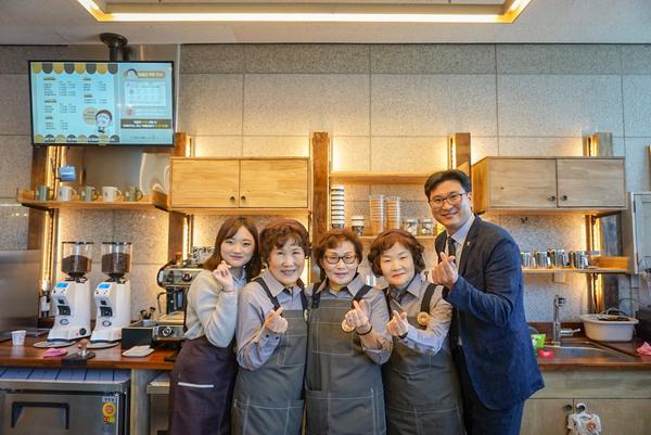 창원시, 실버카페&lsquo;카페愛오다 경남도의회점&rsquo;개소 창원시, 실버카페‘카페愛오다 경남도의회점’개소 (노인장애인과) (2).jpg