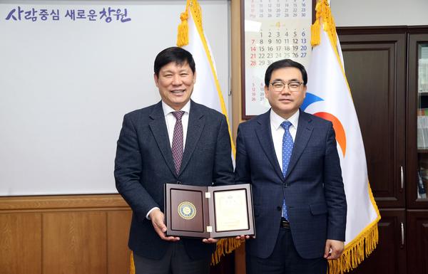 허성무 창원시장, 허구연 자문대사에 감사패 전달허성무 창원시장, 허구연 자문대사에 감사패 전달 (야구장건립단).jpg