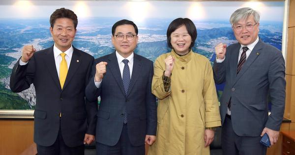 허성무 시장, 정의당 이정미 대표에 현안사업 지원 건의허성무 시장, 정의당 이정미 대표에 현안사업 지원 건의.jpg