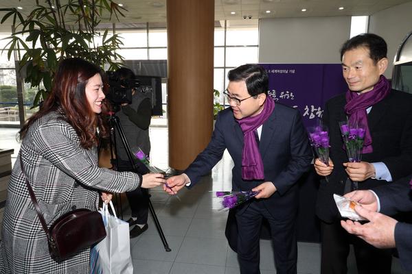 보라색 장미로 전한 허성무 시장의 직원 사랑 (4)보라색 장미로 전한 허성무 시장의 직원 사랑 (4).jpg