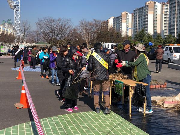 창원시, 28일 봄맞이 &lsquo;2019년도 나무 나누어주기 행사&rsquo; 창원시, 28일 봄맞이 ‘2019년도 나무 나누어주기 행사’ 개최.JPG