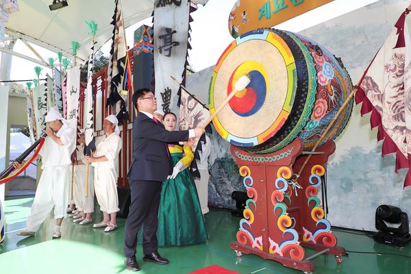 홍남표 창원특례시장이 마산만날제 축고제  개막행사에 참가하고 있다.