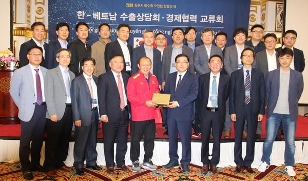 베트남 국민영웅 박항서 감독, 창원시 무역사절단에 지원사격 베트남 국민영웅 박항서 감독, 창원시 무역사절단에 지원사격 (3).jpeg