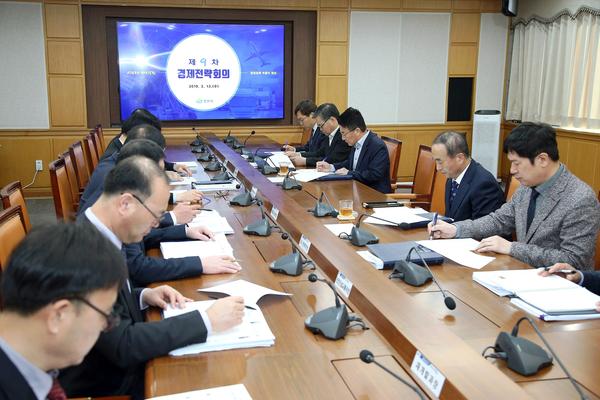창원시, &lsquo;창원사랑상품권&rsquo;으로 지역경제 활력 불어넣는다(제9차 경제전략회의).창원시, ‘창원사랑상품권’으로 지역경제 활력 불어넣는다(제9차 경제전략회의).jpg