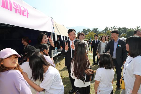 홍남표 창원특례시장이 『꿈모아페스티벌』에 참석해 아이들과 즐거운 시간을 보내고 있다.