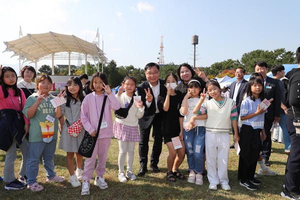 홍남표 창원특례시장이 『꿈모아페스티벌』에 참석해 아이들과 즐거운 시간을 보내고 있다.