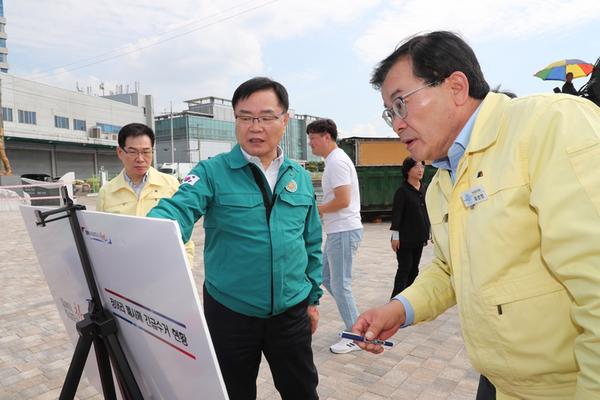 홍남표 창원특례시장이 정어리 폐사체 수거현장을 방문해 상황을 점검하고 있다.