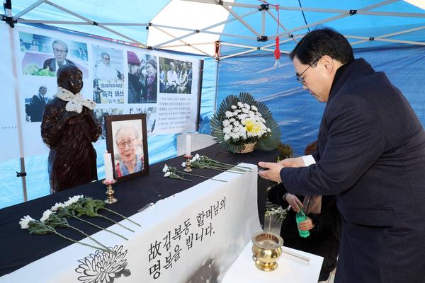 허성무 시장, &lsquo;위안부&rsquo;피해자 김복동 할머니 추모분향소 조문허성무 시장, ‘위안부’피해자 김복동 할머니 추모분향소 조문.jpg