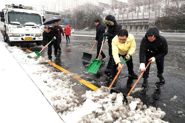 창원시, 겨울 막바지 강설에 제설작업 총력전 펼쳐창원시, 겨울 막바지 강설에 제설작업 총력전 펼쳐.jpg