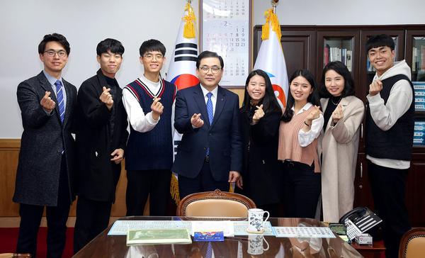 대안학교 학생들&ldquo;허성무 시장의 소통 마인드 배우러 왔어요&rdquo;대안학교 학생들“허성무 시장의 소통 마인드 배우러 왔어요”.jpg