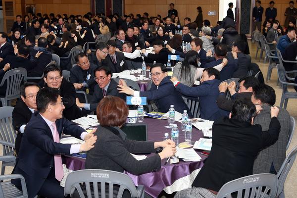 창원시,&lsquo;창원경제 부흥 시민 원탁 토론회&rsquo;개최 (경제살리기과)창원시,‘창원경제 부흥 시민 원탁 토론회’개최 (경제살리기과) (2).jpg