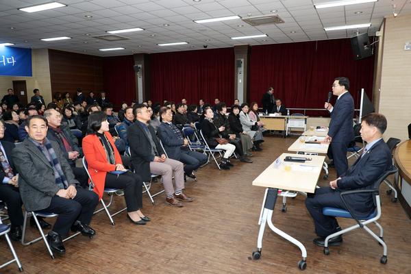 지난 1.14.(월) 성산구 중앙동 4층 대강당에서 시민과의 대화를 진행하고 있다.허성무 시장, 시민체감 경제부흥 위해 진해구 시민과 대화1.jpg