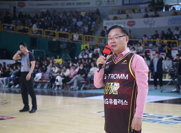 홍남표 창원시장, 시투로 LG세이커스 홈 개막전 열어