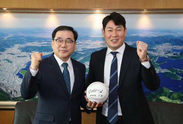 허성무 시장 &ldquo;NC다이노스 양의지 선수 환영합니다&rdquo;허성무 시장 “NC다이노스 양의지 선수 환영합니다”.jpg