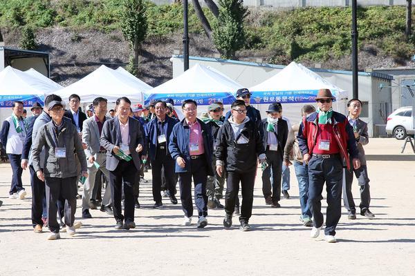홍남표 창원특례시장이 마산고 한마음걷기대회에 참석했다.