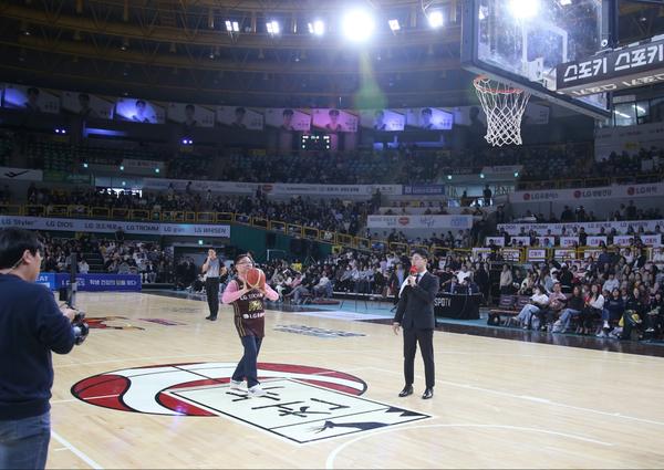 홍남표 창원특례시장이 LG세이커스 홈 개막전에서 우승 염원을 담은 시투를 하고 있다.