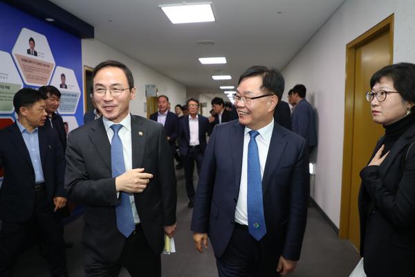 홍남표 창원특례시장이 김오진 국토교통부 제1차관과 말씀을 나누고 있다.