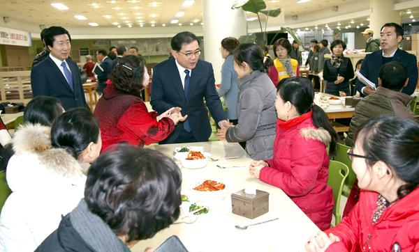 향수 달랜 북한이탈주민들의 &lsquo;사랑의 김장 나눔행사&rsquo;향수 달랜 북한이탈주민들의 ‘사랑의 김장 나눔행사’.jpg