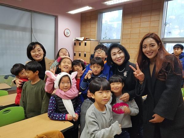 창원시여성단체협의회, 아동시설에 바자회 수익금 기탁창원시여성단체협의회, 아동시설에 바자회 수익금 기탁.jpg