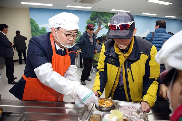 허성무 시장, 의창노인복지관서 사랑나눔 행사 가져허성무 시장, 의창노인복지관서 사랑나눔 행사 가져.jpg