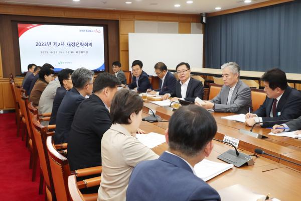 홍남표 창원특례시장이 재정전략회의를 주재하고 있다.