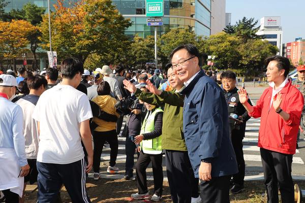 홍남표 창원특례시장이 '제25회 시민건강 달리기대회’에 참석한 시민에게 인사를 하고 있다.
