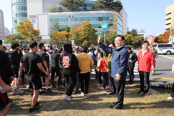 홍남표 창원특례시장이 '제25회 시민건강 달리기대회’에 참석한 시민에게 인사를 하고 있다.