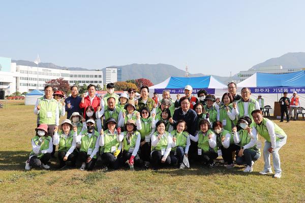 홍남표 창원특례시장이 '제25회 시민건강 달리기대회’ 참석자들과 기념촬영을 하고 있다.