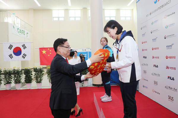 홍남표 창원특례시장이 50m소총복사 여자 일반 및 주니어 종목(단체/개인)에서 금·은·동을 차지한 선수에게 메달을 수여하고 있다.