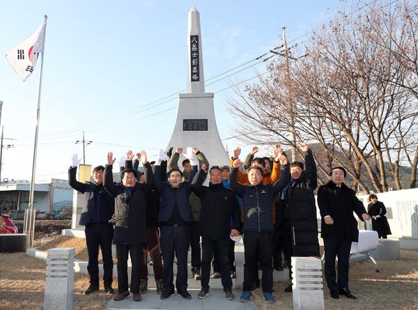 허성무 시장, &lsquo;창원 정체성 확립&rsquo; 새해 힘찬 발걸음(팔의사 창의탑).허성무 시장, ‘창원 정체성 확립’ 새해 힘찬 발걸음(팔의사 창의탑).jpg