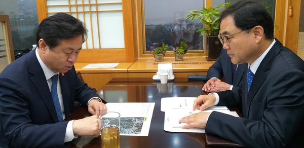 허성무 시장 &ldquo;마산해양신도시&lsquo;市 부담 족쇄&rsquo;풀어달라&rdquo;(김영춘 해양수산부 장관과 면담)1허성무 시장 “마산해양신도시‘市 부담 족쇄’풀어달라”(김영춘 해양수산부 장관과 면담)1.jpg
