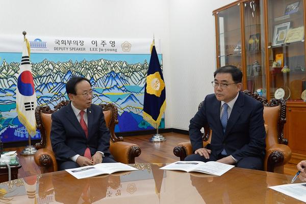 허성무 시장, 국회서 내년 국비확보 &lsquo;막바지 사활&rsquo; (이주영 국회부의장 면담).허성무 시장, 국회서 내년 국비확보 ‘막바지 사활’ (이주영 국회부의장 면담).jpg