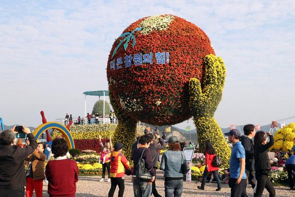 마산 앞바다서 펼쳐지는 &lsquo;11만본의 국향대전(&rsquo;2017마산가고파국화축제마산 앞바다서 펼쳐지는 ‘11만본의 국향대전(’2017마산가고파국화축제).jpg