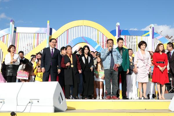                     창원단감축제 기념 전국노래자랑 &lsquo;들썩들썩&rsquo;1창원단감축제 기념 전국노래자랑 ‘들썩들썩’1.jpg