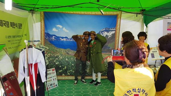                마산가고파국화축제장 &lsquo;통일체험관&rsquo; 인기1마산가고파국화축제장 ‘통일체험관’ 인기1.jpg